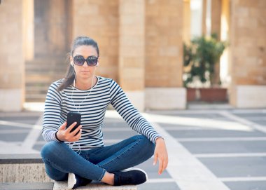 Açık bir cep telefonu kullanarak genç erkek portresi