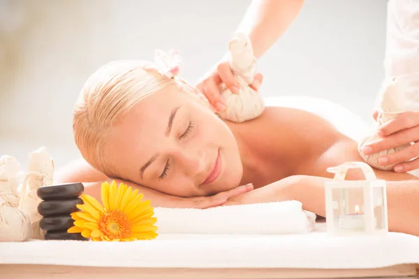 Senhora Loira Desfrutando Massagens Spa Saúde — Fotografia de Stock