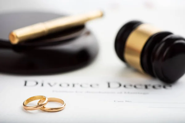 Decreto Divorcio Mazo Anillos Boda Enfoque Selectivo —  Fotos de Stock