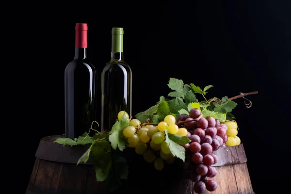 Weinflaschen Und Ein Glas Auf Einem Fass — Stockfoto
