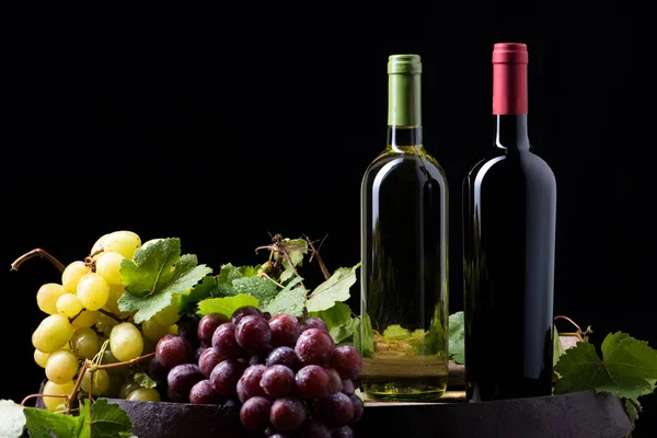 Weinflaschen Und Ein Glas Auf Einem Fass — Stockfoto