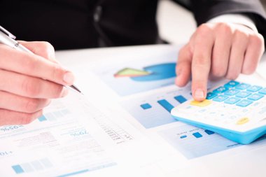 Hesap, investement ve grafik hesap makinesi üstünde okul sırası ile analiz işadamı