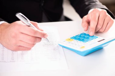 Hesap, investement ve grafik hesap makinesi üstünde okul sırası ile analiz işadamı