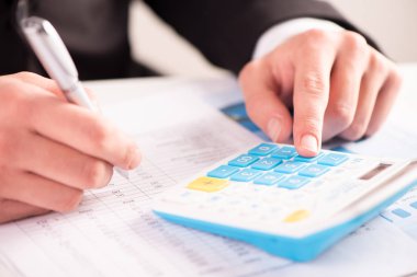 Hesap, investement ve grafik hesap makinesi üstünde okul sırası ile analiz işadamı