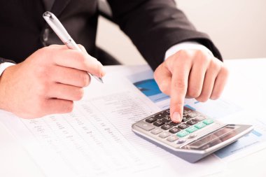 Hesap, investement ve grafik hesap makinesi üstünde okul sırası ile analiz işadamı