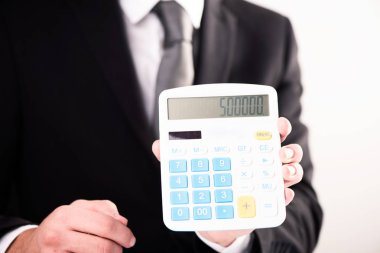 İşadamı gösteren hesap makinesi rakamlar yakın çekim