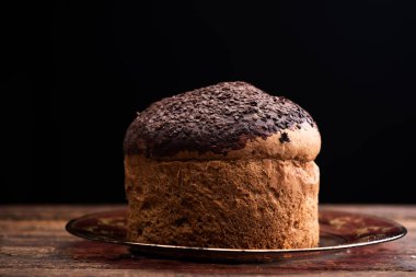 Choccolate panettone rustik bir tablo