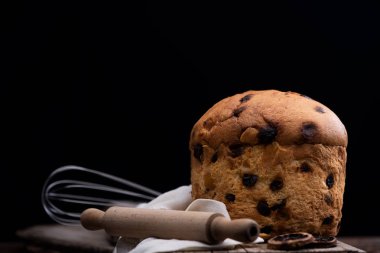 Panettone. Bir tablo üzerinde taze İtalyan Noel kek