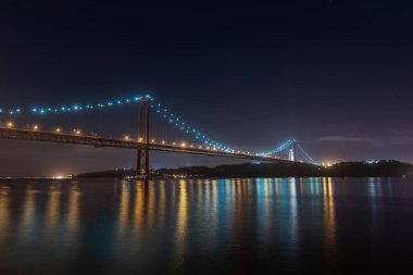 gece görüş Lizbon ve 25 de abril köprü, Portekiz 