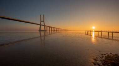 Uzun pozlama Vasco de Gama Köprüsü, Lizbon, Portekiz 