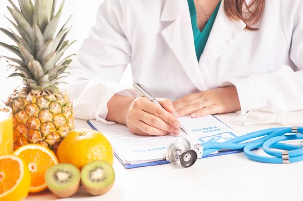 Nutritionniste Médecin Écriture Plan Régime Sur Table — Photo