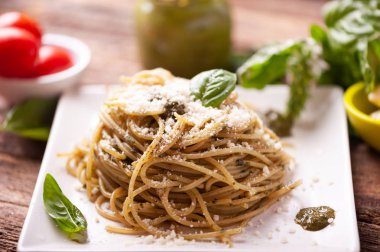 Lezzetli fesleğen pesto makarna rustik bir tablo ile plaka