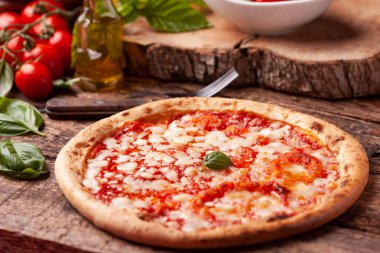 Ev yapımı Margherita Pizza fesleğen ile