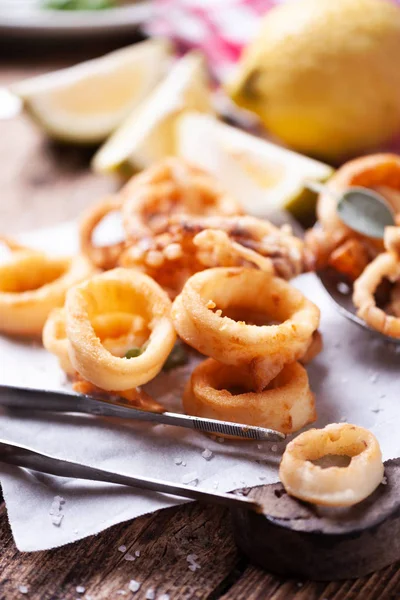 Rustik bir tablo gevrek kalamar halkaları