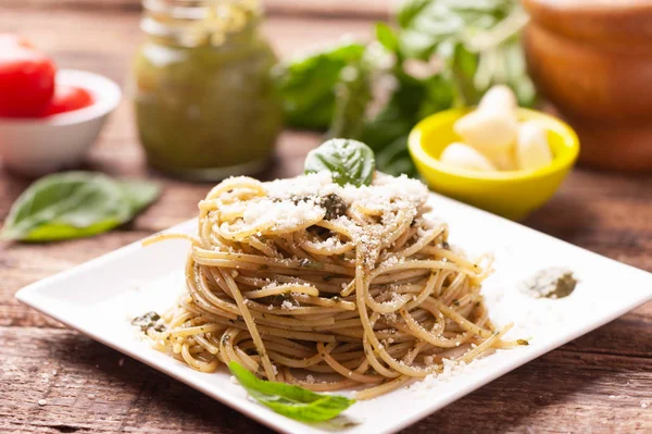 Teller Mit Köstlichem Basilikum Pesto Auf Rustikalem Tisch — Stockfoto