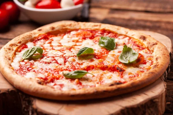 Pizza Margherita Fatta Casa Con Basilico — Foto Stock