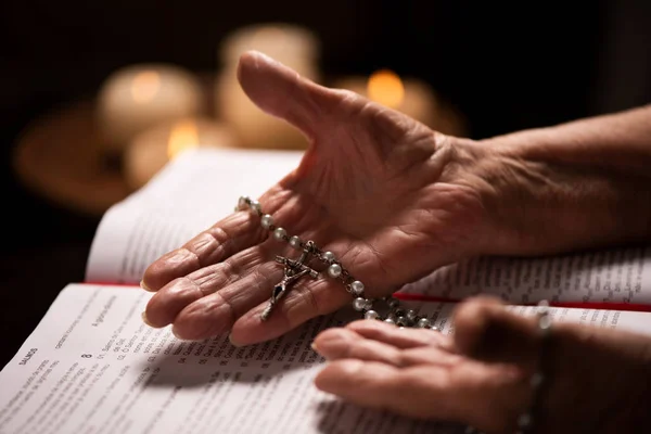 Kobieta Modli Się Biblii — Zdjęcie stockowe
