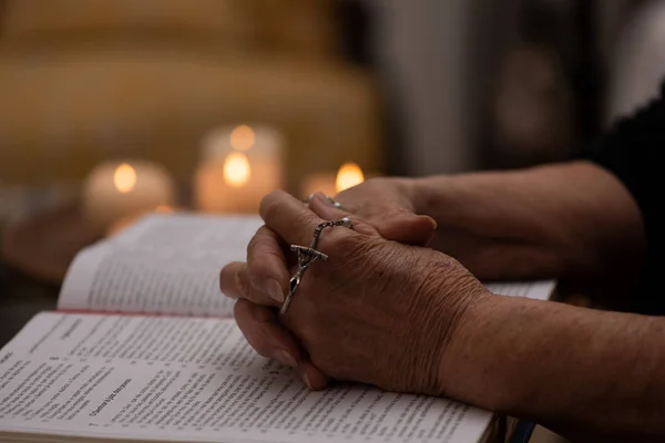 The woman prays in the bible