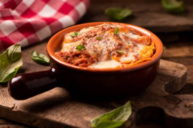 Lazanya yemek rustik bir tablo 