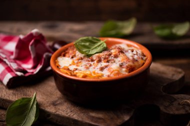 Lazanya yemek rustik bir tablo 