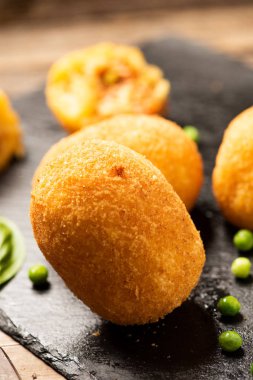Arancini pirinç ve et kapat