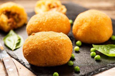 Arancini pirinç ve et kapat