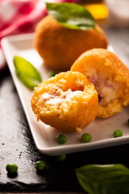 Arancini pirinç ve et kapat