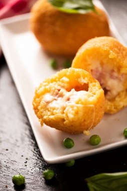 Arancini pirinç ve et kapat