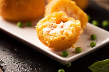 Arancini pirinç ve et kapat