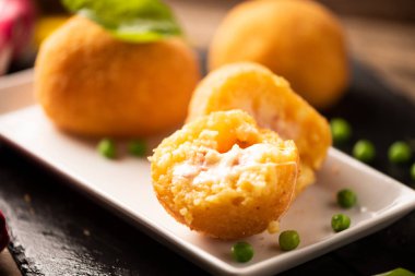 Arancini pirinç ve et kapat