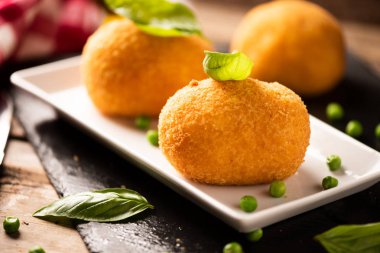Arancini pirinç ve et kapat