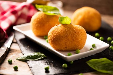 Arancini pirinç ve et kapat