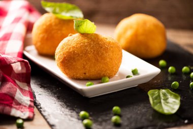 Arancini pirinç ve et kapat
