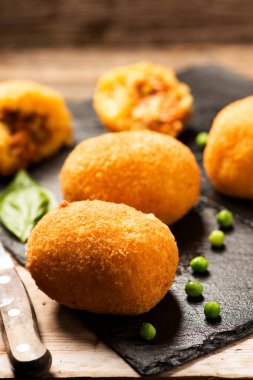 Arancini pirinç ve et kapat