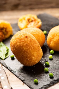 Arancini pirinç ve et kapat