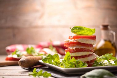 fesleğen yaprakları ile mozzarella ve domates dilimleri 