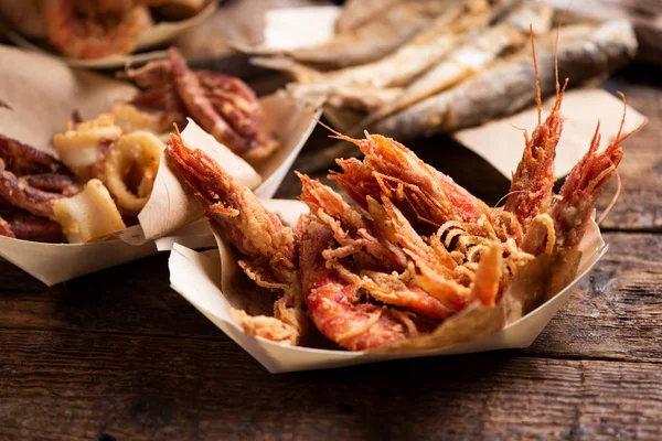 Pescado Frito Pescado Una Paca Puesto Comida Calle Mercado Cerca — Foto de Stock