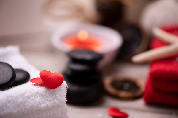 Wellness Doku Valentinstag Mit Kerzen Und Steinen Zum Anfassen — Stockfoto