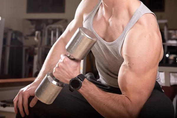 Muskulös Man Arbetande Ute Gym Gör Övningar Med Hantlar Biceps — Stockfoto