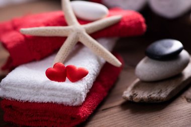 Havlu ve taş ile Sevgililer Günü'nde Sağlık docoration 