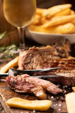 ızgara kaburga fileto biftek ile kızarmış cips hizmet için hazır