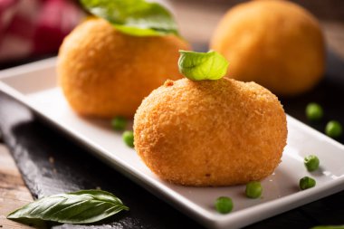 Sicilya arancini pirinç ve et kapat 