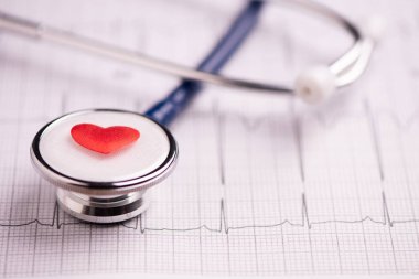 Bir stetoskop EKG tıbbi rapor üzerinde kapat