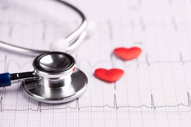 Bir stetoskop EKG tıbbi rapor üzerinde kapat