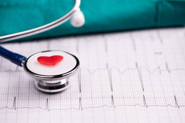 Bir stetoskop EKG tıbbi rapor üzerinde kapat