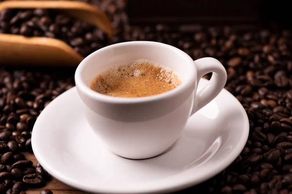 Expresso Coffee Cup Close Donker Geroosterde Koffiebonen — Stockfoto