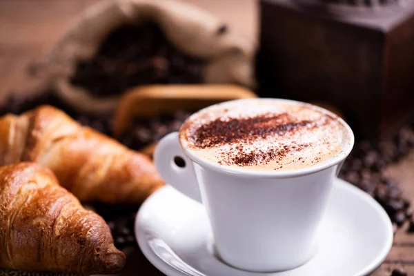 Cappuccino Kahve Koyu Kavrulmuş Kahve Çekirdeği Üzerinde Kapat — Stok fotoğraf