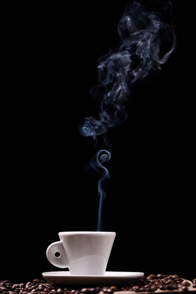 Chiudi tazza di caffè caldo nero e fumo — Foto Stock