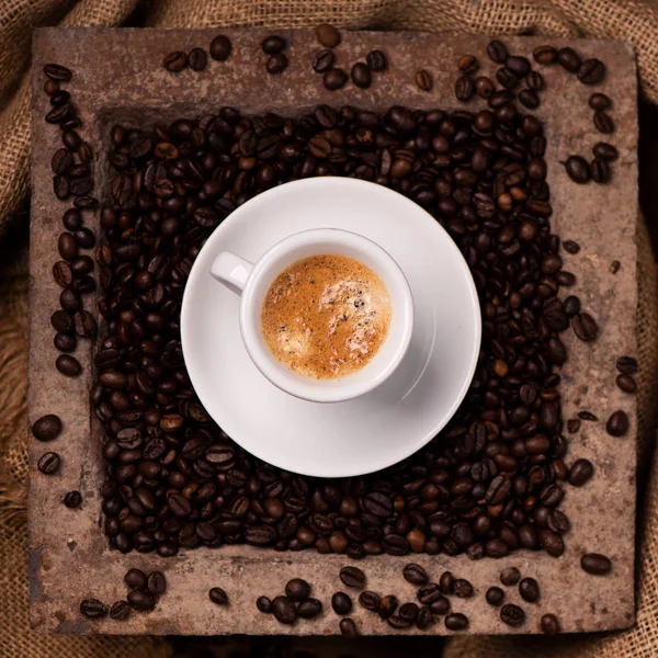 Koffiekopje met geroosterde bonen achtergrond — Stockfoto