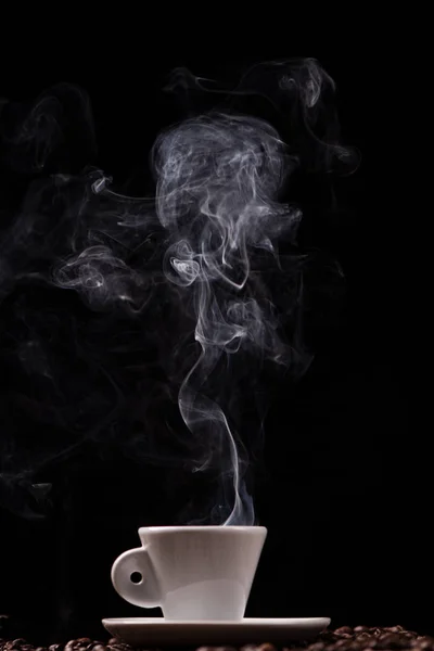 Chiudi tazza di caffè caldo nero e fumo — Foto Stock